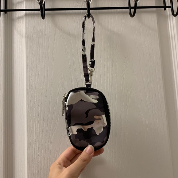 Steve Madden Black / Grey / Silver Headphones / Airpod’s Pouch / Case - Picture 3 of 9